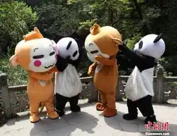 峨眉山灵猴吊桥上与国宝嬉戏