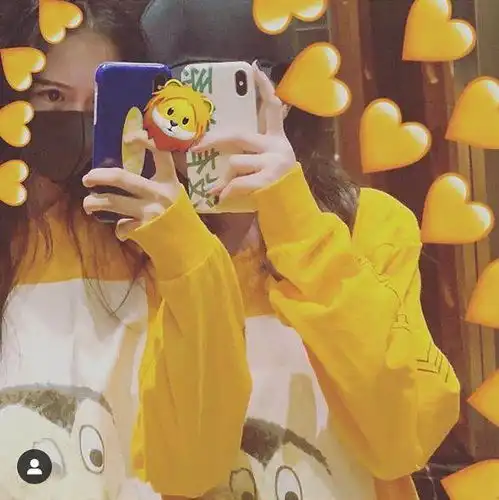  王菲为女儿设宴庆生,两人同框似姐妹,李嫣用妈妈表情包当手机壳