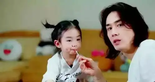  节目未播表情包先火了,看见口红就两眼放光,戚薇的女儿也太可爱了吧