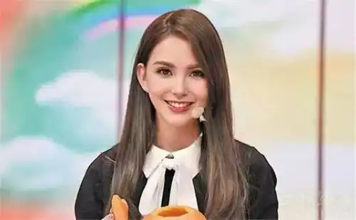  杨幂一笑像表情包,陈都灵露齿成灾难,他们笑起来我们哭了