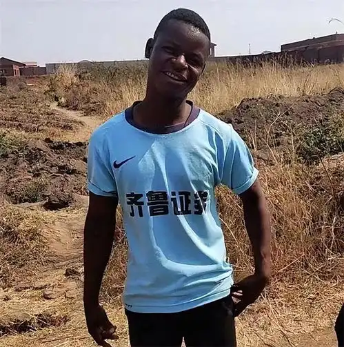  你先忍住别笑,非洲黑人身上最时髦的衣服,是我们扔掉的二手货