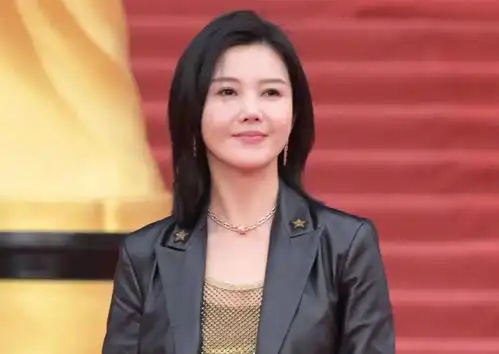  北影节闭幕式红毯闫妮姚晨聚首,陈数摔倒险走光,胡歌尴尬出油
