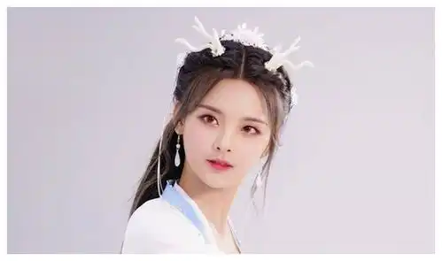  杨超越古装剧瞪眼式演技浮夸,表情神似baby,二人被指同门派