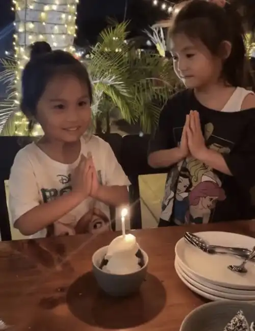  陈冠希晒女儿萌照,alaia门牙脱落表情超拽像爸爸,奶奶点赞留言