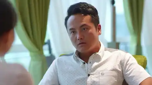  一仆二主渣男用完女友钱就变脸,居然敢吼她,女友老爸治他