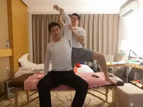  孙杨深夜晒拉伸照片表情轻松却引粉丝心疼