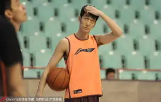 辽宁备战郭少身着全明星战袍表情轻松搞怪