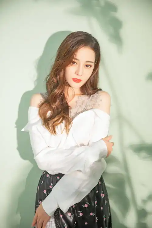  迪丽热巴太美艳了,穿一字领衬衣配印花开叉裙,露长腿吸睛十足
