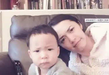  姚晨秀与儿子小土豆合照母子表情神同步