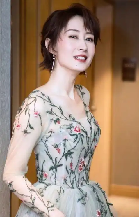  出道28年,如今因唱歌翻白眼古灵精怪登热搜,我来说三条