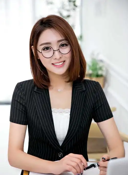  戴眼镜的短发姑娘,一身职业装看着温柔又知性