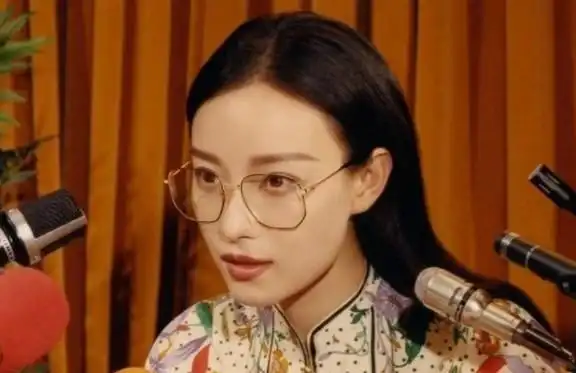  近视的女生别瞎戴眼镜,按照脸型来选镜框,选对了瘦脸又洋气