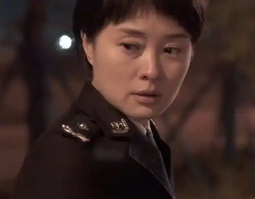  全程空洞眼,面无表情,33岁李一桐出手,带来教科书式女警演技