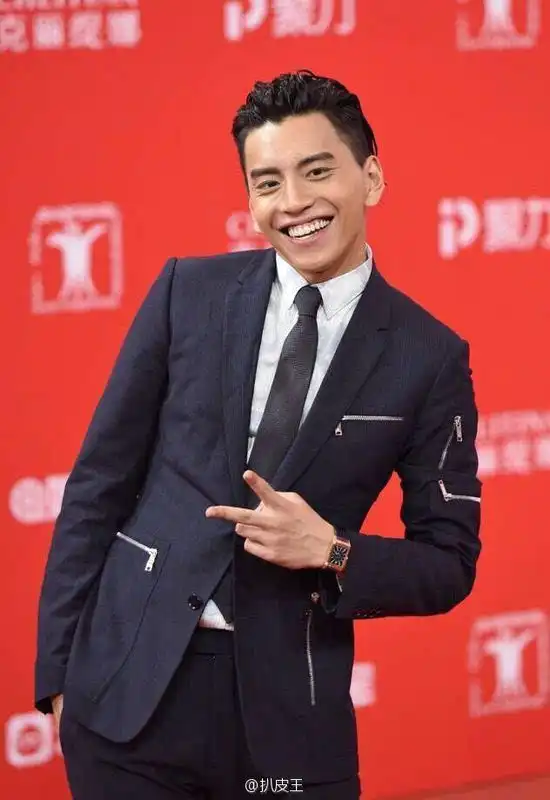  王大陆大战黄子韬表情包上影节照片被狂批