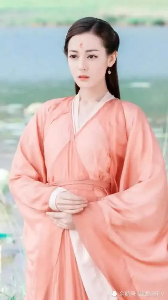  迪丽热巴爱发土味表情包,在家闲出新境界,撞墙变最近的健身项目