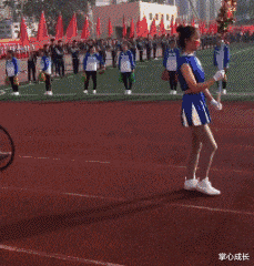  姑娘你这穿衣方式真的挺省事的,走在街上一定会成为焦点吧