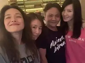  43岁林心如舒淇晒合照穿休闲t恤表情搞怪似少女