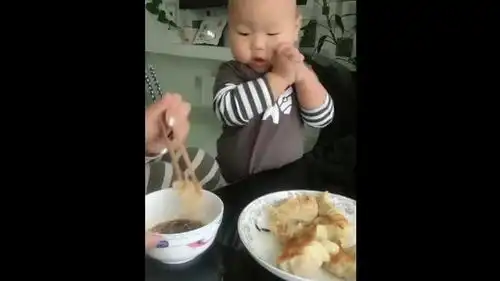  宝宝看到妈妈在吃饺子就一副这样的表情,网友直呼小人精