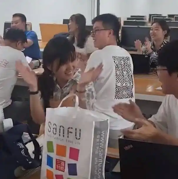 激动拍桌子的表情包