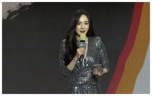  红地毯又开始杨幂事业线太抢镜,李沁贵族范,闫妮模样大变