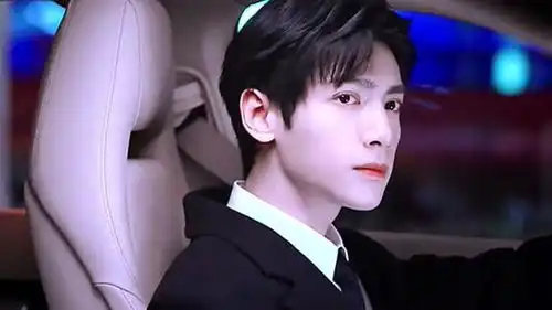  暗恋,本来就是一个人的兵荒马乱,罗云熙的演技不错,这隐忍的表情很真实啊