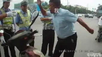  违章男子成表情包网友即兴发挥还是天生奇才图