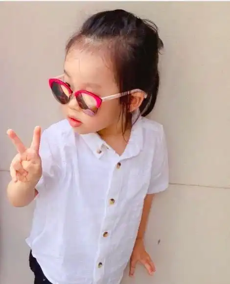  表情秦昊女儿偶像包袱重,小米粒出门要戴墨镜,被伊能静牵着装模特妈妈表情