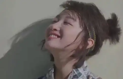  周冬雨工作生图照,看到她做出不同的表情包,忍不住学起来