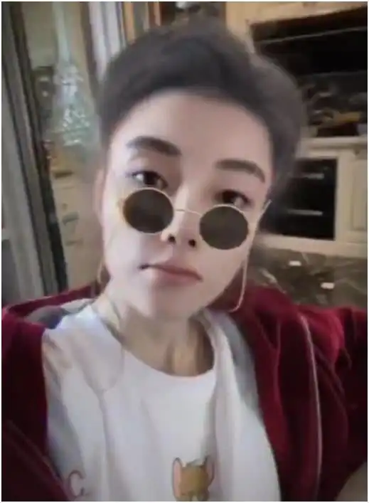  心疼贾乃亮,李小璐与女儿做蛋糕好温馨,甜馨变表情包撞脸爸爸