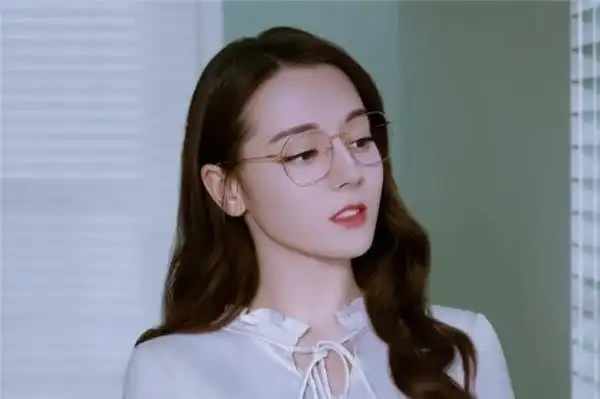  迪丽热巴拍照从不戴眼镜,看到她戴眼镜后的样子终于相信男生的眼光了