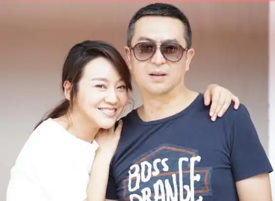  50岁闫妮办庆生会,表情娇羞陶醉太有喜感,曾称与前夫还是亲人