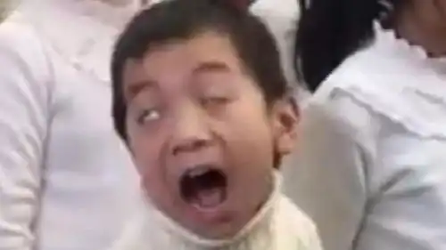  这个小学生不得了合唱太投入到翻白眼每一帧都是表情包
