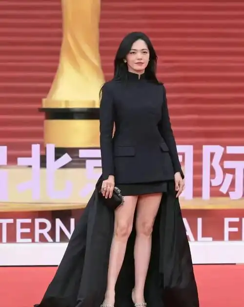  姚晨闫妮困电梯里了北影节再次合体,随武林外传一起走红,姚晨闫妮18年姐妹情深