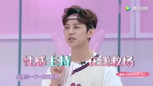  杨超越戴耳机唱歌猜歌名,这样都能猜出来,杨超越表情好萌