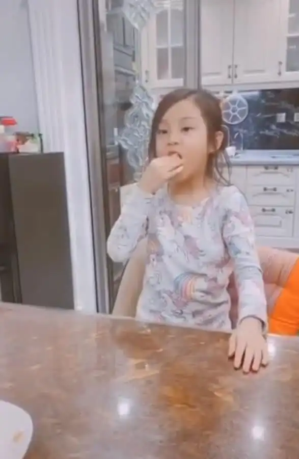  心疼贾乃亮,李小璐与女儿做蛋糕好温馨,甜馨变表情包撞脸爸爸