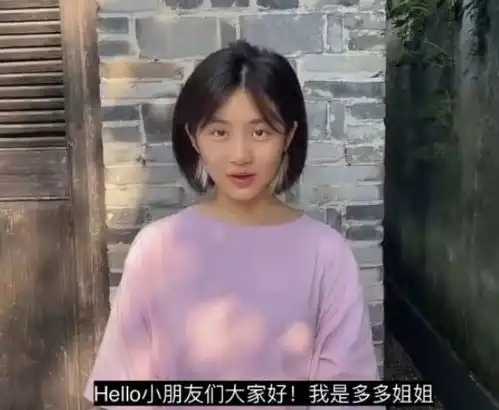  黄磊大女儿多多晒自拍,墨镜遮面涂口红还戴夸张耳饰,摩登又成熟