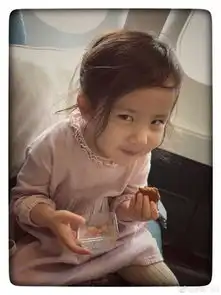  多多妹妹侧颜美翻了,小吃货给个冰棍都能乐坏了