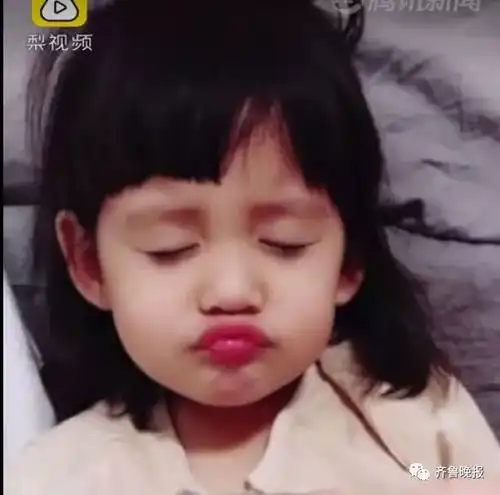  可爱小女孩海边大喊大海,我不想上幼儿园怕老师看到改口逗你玩