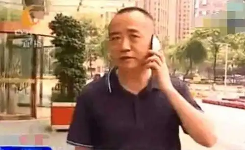  男子刷信用卡买了包烟,银行短信提醒余额不足,欠款3亿元