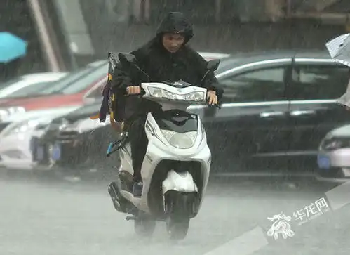  表情重庆暴雨中还有他们在努力前行表情