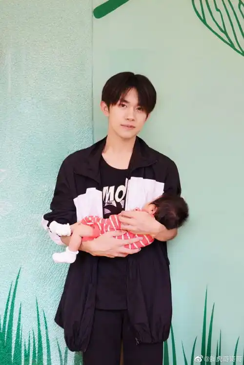  易烊千玺抱胖虎女儿照片曝光,被称为玺子叔,评论区一片幸灾乐祸