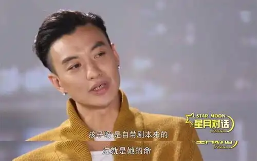  朱丹一家三口罕牵手同框,3岁女儿漂亮可爱,周一围全程卑微拎包