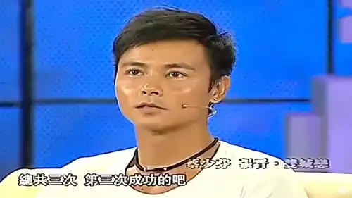  蔡少芬3岁儿子吃蛋卷,乐儿吃成表情包超喜感,染蓝发颜值不像妈