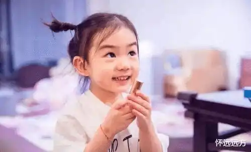  戚薇女儿lucky太可爱,表情包专业户,网友想抱抱你