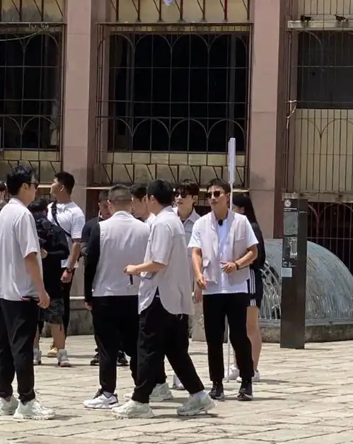  邓伦录极限挑战被偶遇,表情呆萌可爱,被夸像小朋友