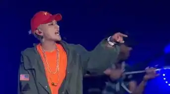  黄子韬微笑回应我也会用自己的表情包