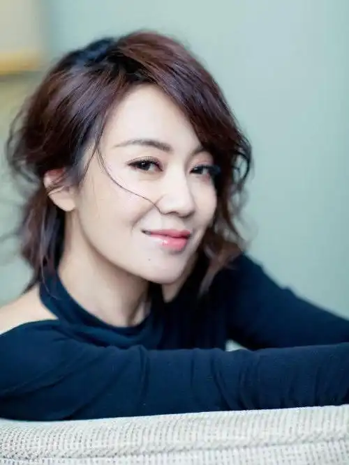  粉丝现场求婚,49岁闫妮难掩满眼羡慕,差点哭出来表情令人心疼