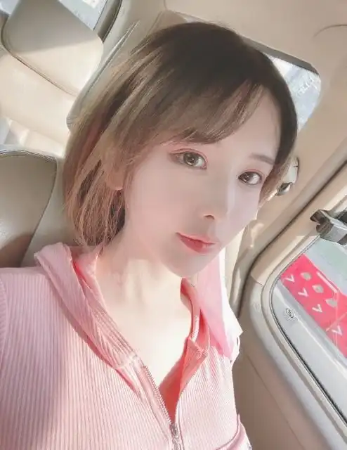  明明只是为了直播效果,在女装大佬的这条路上,轩墨宝宝却走在了艾比前面