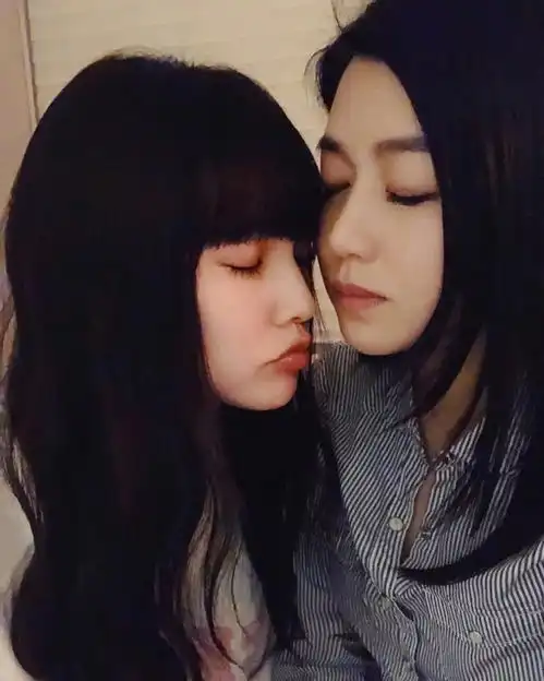  陈妍希素颜聚会照,完全不像生过孩子的妈妈,羡慕陈晓好福气