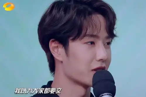  王一博小时候照片大公开,被大张伟调侃与鲁豫姿势一模一样